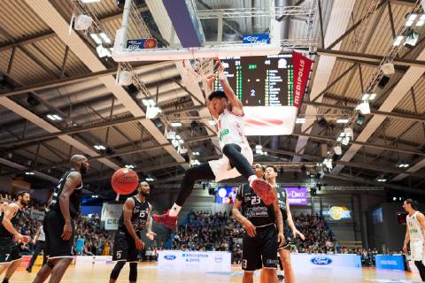 easycredit Basketball Bundesliga Matchday 10 on 09 12 2018 Season 2018 2019 Science City Jena vs. FC Bayern Munich Basketball Marvin Ogunsipe Bayern with the Dunking Sparkassen Arena Jena