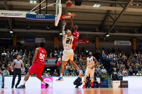 easycredit Basketball Bundesliga matchday 15 on 5 1 2019 season 2018 2019 Science City Jena vs Giessen 46ers Larry Gordon Giessen 23 red blocks the throw of Jamar Abrams Jena 21 at the throw Sparkassen Arena Jena