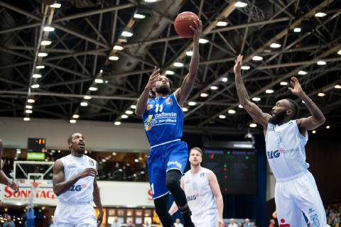easycredit Basketball Bundesliga 23 matchday on 9 3 2018 between the polar bears Bremerhaven and Science City Jena Mitte Julius Jenkins Jena with the basketball player against right Chris Warren Bremerhaven Stadthalle Bremerhaven