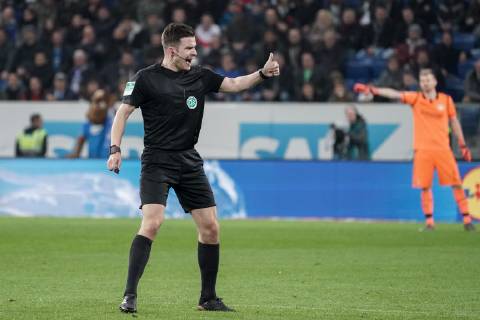 Harm Osmers referee gives instructions gesticulated with arms gesticulate gives instructions gesticulate clipping full body single frame action action football Bundesliga TSG 1899 Hoffenheim Bayer 04 Leverkusen DFL REGULATIONS PROHIBIT ANY USE OF PHOTOGRAPHS AS IMAGE SEQUENCES AND OR QUASI VIDEO xozx