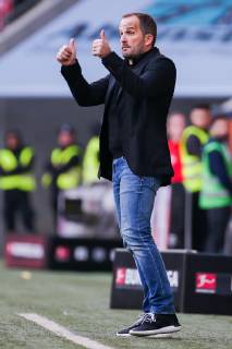 Coach Manuel Baum FC Augsburg gestures thumbs up DFL regulations prohibit any use of photographs as image sequences and or quasi video GER Football 1 Bundesliga FC Augsburg TSG 1899 Hoffenheim 07 04 2019 Augsburg Copyright: xEIBNER TomxWellerx EP_eer