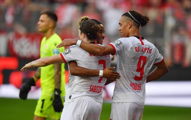 Christopher Nkunku RB Leipzig , cheers after his goal to 0 4, together with Marcel Sabitzer RB Leipzig , and Yussuf Poulsen RB Leipzig , 1 FC Union Berlin RB Leipzig 1 Bundesliga 2019 2020, season 2019 2020, football, soccer, DFL, soccer, men, Germany, Germany, Berlin, 18 8 2019 Stadion Alte Foersterei DFL REGULATIONS PROHIBITS ANY USE OF PHOTOGRAPHS AS IMAGE SEQUENCES AND OR QUASI VIDI VIDASI PROHIBIT ANY USE OF PHOTOGRAPHS AS IMAGE SEQUENCES AND OR QUASI VIDI VEGULATIONS