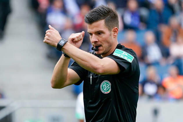 Harm Osmers Referee , gives instructions, gesticulate, gesticulate with the arms, gives instructions, gesticulate, frame, action, action, 28 09 2019, Sinsheim Germany , football, Bundesliga, TSG 1899 Hoffenheim Borussia Mönchengladbach, DFB DFL REGULATIONS PROHIBIT ANY USE OF PHOTOGRAPHS AS IMAGE SEQUENCES AND OR QUASI VIDEO xozx