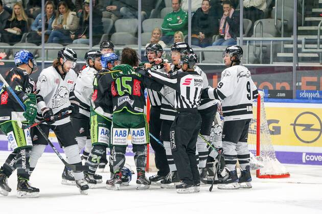 Fighting between the players, Augsburg Panther vs. Thomas Sabo Ice Tigers, Ice Hockey, DEL, 13 10 2019 Augsburg Bayern Deutschland Copyright: xkolbert-press ChristianxKolbertx