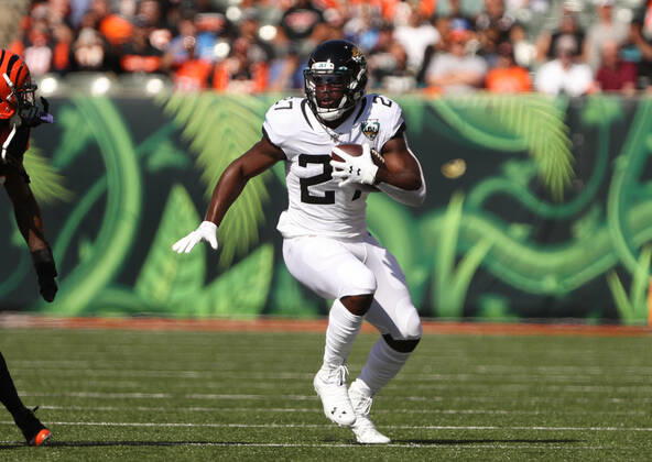 CINCINNATI, OH - OCTOBER 20: Jacksonville Jaguars running back Leonard Fournette (27) carries the ball during the game against the Jacksonville Jaguars and the Cincinnati Bengals on October 20th 2019, at Paul Brown Stadium in Cincinnati, OH. (Photo by Ian Johnson Icon Sportswire) NFL, American Football Herren, USA OCT 20 Jaguars at Bengals Icon191020006