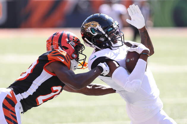 CINCINNATI, OH - OCTOBER 20: Jacksonville Jaguars wide receiver D.J. Chark (17) catches a pass with Cincinnati Bengals cornerback Tony McRae (29) defending during the game against the Jacksonville Jaguars and the Cincinnati Bengals on October 20th 2019, at Paul Brown Stadium in Cincinnati, OH. (Photo by Ian Johnson Icon Sportswire) NFL, American Football Herren, USA OCT 20 Jaguars at Bengals Icon191020013