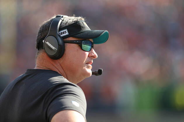 CINCINNATI, OH - OCTOBER 20: Jacksonville Jaguars head coach Doug Marrone looks at the scoreboard during the game against the Jacksonville Jaguars and the Cincinnati Bengals on October 20th 2019, at Paul Brown Stadium in Cincinnati, OH. (Photo by Ian Johnson Icon Sportswire) NFL, American Football Herren, USA OCT 20 Jaguars at Bengals Icon191020019