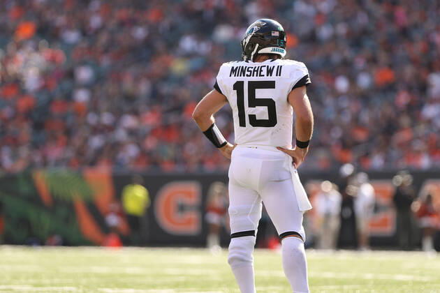 CINCINNATI, OH - OCTOBER 20: Jacksonville Jaguars quarterback Gardner Minshew (15) looks toward the sideline during the game against the Jacksonville Jaguars and the Cincinnati Bengals on October 20th 2019, at Paul Brown Stadium in Cincinnati, OH. (Photo by Ian Johnson Icon Sportswire) NFL, American Football Herren, USA OCT 20 Jaguars at Bengals Icon191020021