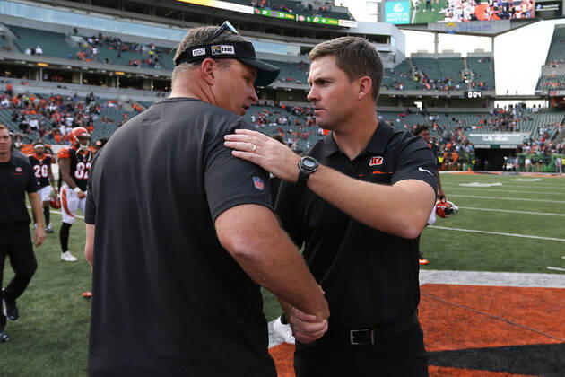 CINCINNATI, OH - OCTOBER 20: Jacksonville Jaguars head coach Doug Marrone (left) shakes hands with Cincinnati Bengals head coach Zac Taylor after the game against the Jacksonville Jaguars and the Cincinnati Bengals on October 20th 2019, at Paul Brown Stadium in Cincinnati, OH. (Photo by Ian Johnson Icon Sportswire) NFL, American Football Herren, USA OCT 20 Jaguars at Bengals Icon191020025