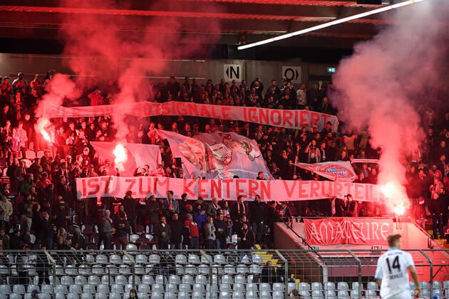 Fans of FC Bayern Munich II ignite Bengalos and smoke bombs, Bengalo, Bengalos, fireworks, flare, fans, audience, spectators, mood, atmosphere, stadium, 28 10 2019, Munich Germany , football, 3 League, FC Bayern Munich II SV Waldhof Mannheim, DFB DFL REGULATIONS PROHIBIT ANY USE OF PHOTOGRAPHS AS IMAGE SEQUENCES AND OR QUASI VIDEO xslx