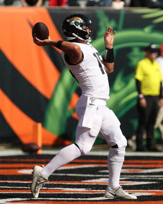 CINCINNATI, OH - OCTOBER 20: Jacksonville Jaguars quarterback Gardner Minshew (15) warms up before the game against the Jacksonville Jaguars and the Cincinnati Bengals on October 20th 2019, at Paul Brown Stadium in Cincinnati, OH. (Photo by Ian Johnson Icon Sportswire) NFL, American Football Herren, USA OCT 20 Jaguars at Bengals Icon191020033