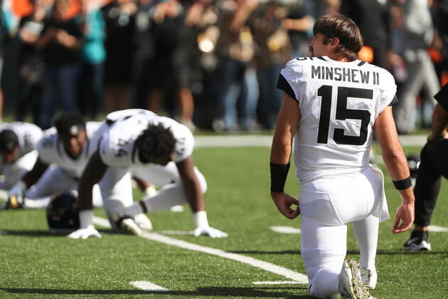 CINCINNATI, OH - OCTOBER 20: Jacksonville Jaguars quarterback Gardner Minshew (15) looks at the scoreboard before the game against the Jacksonville Jaguars and the Cincinnati Bengals on October 20th 2019, at Paul Brown Stadium in Cincinnati, OH. (Photo by Ian Johnson Icon Sportswire) NFL, American Football Herren, USA OCT 20 Jaguars at Bengals Icon191020038