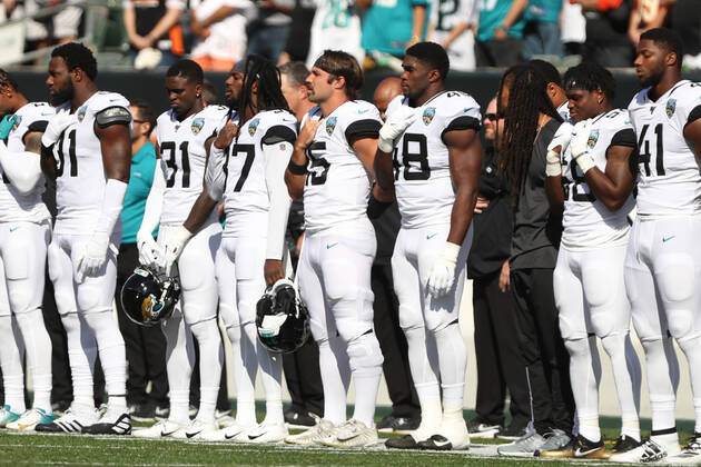 CINCINNATI, OH - OCTOBER 20: Jacksonville Jaguars quarterback Gardner Minshew (15) stands with his teammates during the National Anthem before the game against the Jacksonville Jaguars and the Cincinnati Bengals on October 20th 2019, at Paul Brown Stadium in Cincinnati, OH. (Photo by Ian Johnson Icon Sportswire) NFL, American Football Herren, USA OCT 20 Jaguars at Bengals Icon191020046