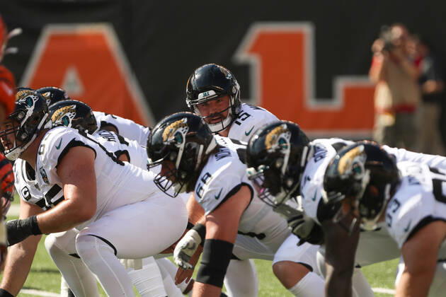 CINCINNATI, OH - OCTOBER 20: Jacksonville Jaguars quarterback Gardner Minshew (15) calls a play during the game against the Jacksonville Jaguars and the Cincinnati Bengals on October 20th 2019, at Paul Brown Stadium in Cincinnati, OH. (Photo by Ian Johnson Icon Sportswire) NFL, American Football Herren, USA OCT 20 Jaguars at Bengals Icon191020065
