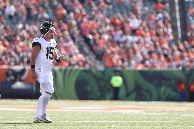 CINCINNATI, OH - OCTOBER 20: Jacksonville Jaguars quarterback Gardner Minshew (15) stands in the field during a stop in play in the game against the Jacksonville Jaguars and the Cincinnati Bengals on October 20th 2019, at Paul Brown Stadium in Cincinnati, OH. (Photo by Ian Johnson Icon Sportswire) NFL, American Football Herren, USA OCT 20 Jaguars at Bengals Icon191020069