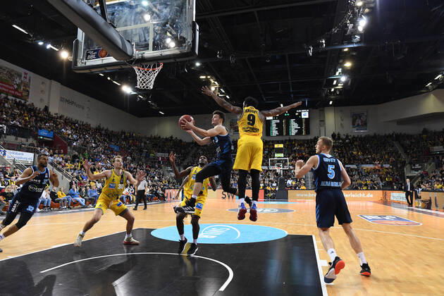 Jonas Mattisseck ALBA Berlin in duel with Marcos Knight MHP Giant Ludwigsburg , MHP Giant Ludwigsburg vs. Alba Berlin, easycredit Basketball Bundesliga, 8 matchday, 17 11 2019 MHP Giant Ludwigsburg vs. Alba Berlin, easycredit Basketball Bundesliga, 8 matchday, 17 11 2019 Ludwigsburg Copyright: xMemmlerx Eibner-Pressefotox EP_mmr