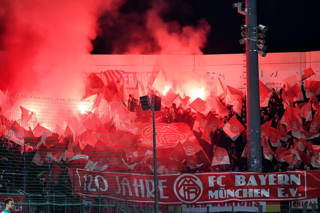 Fans of FC Bayern Munich II ignite Bengalos, Bengalo, Bengalos, fireworks, flare, fans, audience, spectators, mood, atmosphere, stadium, 28 02 2020, Unterhaching Germany , football, 3 league, SpVgg Unterhaching FC Bayern Munich II, DFB DFL REGULATIONS PROHIBIT ANY USE OF PHOTOGRAPHS AS IMAGE SEQUENCES AND OR QUASI VIDEO xslx