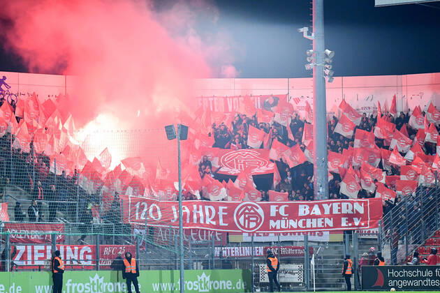 Fans of FC Bayern Munich II ignite Bengalos, Bengalo, Bengalos, fireworks, flare, fans, audience, spectators, mood, atmosphere, stadium, 28 02 2020, Unterhaching Germany , football, 3 league, SpVgg Unterhaching FC Bayern Munich II, DFB DFL REGULATIONS PROHIBIT ANY USE OF PHOTOGRAPHS AS IMAGE SEQUENCES AND OR QUASI VIDEO xslx
