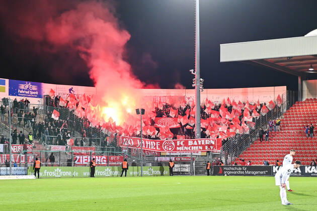 Fans of FC Bayern Munich II ignite Bengalos, Bengalo, Bengalos, fireworks, flare, fans, audience, spectators, mood, atmosphere, stadium, 28 02 2020, Unterhaching Germany , football, 3 league, SpVgg Unterhaching FC Bayern Munich II, DFB DFL REGULATIONS PROHIBIT ANY USE OF PHOTOGRAPHS AS IMAGE SEQUENCES AND OR QUASI VIDEO xslx