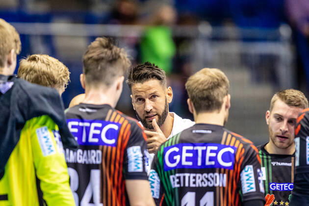 Coach Bennet Wiegert SC Magdeburg in time-out with team during the season preparation 2020 2021 in the 1 Handball Bundesliga Men between SC Magdeburg Dessau Rosslauer HV 06 in the GETEC Arena on 19 09 2020 in Magdeburg, Saxony Anhalt, Germany
