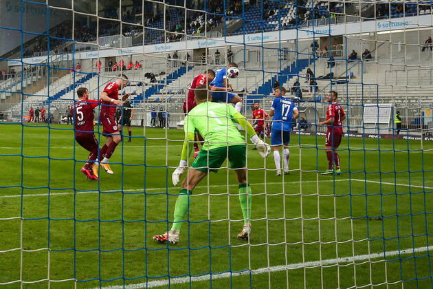 26 09 2020 xjjx Football 2 Bundesliga SV Darmstadt 98 SSV Jahn Regensburg emonline v l , Victor Palsson SV Darmstadt 98 , Goalkeeper Alexander Meyer SSV Jahn Regensburg clarifies at the line DFL DFB REGULATIONS PROHIBIT ANY USE OF PHOTOGRAPHS as IMAGE SEQUENCES and or QUASI VIDEO Copyright: JoaquimxFerreira