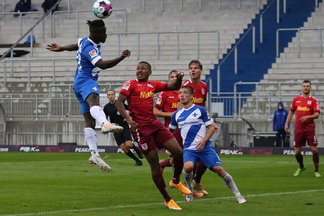 26 09 2020 xjjx Fussball 2 Bundesliga SV Darmstadt 98 SSV Jahn Regensburg emonline v l , Braydon Manu SV Darmstadt 98 , Florian Heister SSV Jahn Regensburg , Header, Header Duel DFL DFB REGULATIONS PROHIBIT ANY USE OF PHOTOGRAPHS as IMAGE SEQUENCES and or QUASI VIDEO Copyright: JoaquimxFerreira