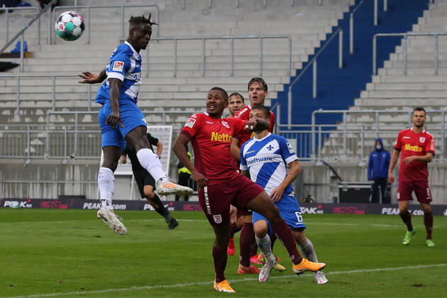 26 09 2020 xjjx Fussball 2 Bundesliga SV Darmstadt 98 SSV Jahn Regensburg emonline v l , Braydon Manu SV Darmstadt 98 , Florian Heister SSV Jahn Regensburg , Header, Header Duel DFL DFB REGULATIONS PROHIBIT ANY USE OF PHOTOGRAPHS as IMAGE SEQUENCES and or QUASI VIDEO Copyright: JoaquimxFerreira