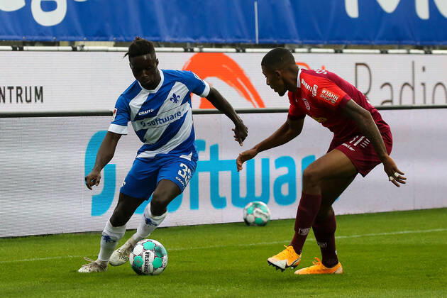 26 09 2020 xjjx Fussball 2 Bundesliga SV Darmstadt 98 SSV Jahn Regensburg emonline v l , Braydon Manu SV Darmstadt 98 , Florian Heister SSV Jahn Regensburg , Duel, Action, Action, Battles for the Ball DFL DFB REGULATIONS PROHIBIT ANY USE OF PHOTOGRAPHS as IMAGE SEQUENCES and or QUASI VIDEO Copyright: JoaquimxFerreira