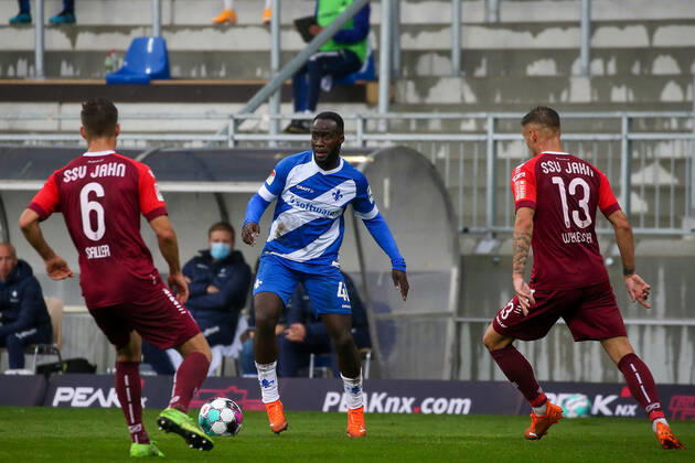 26 09 2020 xjjx Fussball 2 Bundesliga SV Darmstadt 98 SSV Jahn Regensburg emonline v l , Benedikt Saller SSV Jahn Regensburg , Erich Berko SV Darmstadt 98 , Erik Wekesser SSV Jahn Regensburg DFL DFB REGULATIONS PROHIBIT ANY USE OF PHOTOGRAPHS as IMAGE SEQUENCES and or QUASI VIDEO Copyright: JoaquimxFerreira