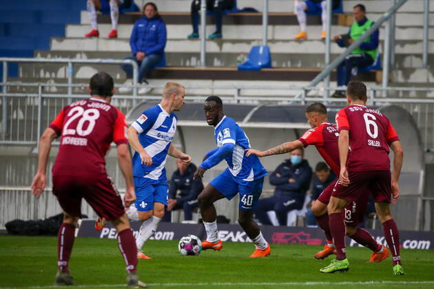 26 09 2020 xjjx Fussball 2 Bundesliga SV Darmstadt 98 SSV Jahn Regensburg emonline v l , Sebastian Nachreiner SSV Jahn Regensburg , Fabian Holland SV Darmstadt 98 , Erich Berko SV Darmstadt 98 , Erik Wekesser SSV Jahn Regensburg , Benedikt Saller SSV Jahn Regensburg DFL DFB REGULATIONS PROHIBIT ANY USE OF PHOTOGRAPHS as IMAGE SEQUENCES and or QUASI VIDEO Copyright: JoaquimxFerreira