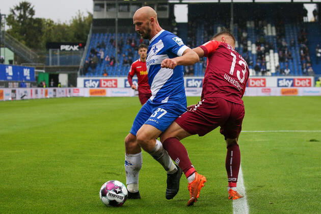 26 09 2020 xjjx Football 2 Bundesliga SV Darmstadt 98 SSV Jahn Regensburg emonline v l , Patrick Herrmann SV Darmstadt 98 , Erik Wekesser SSV Jahn Regensburg , Duel, Action, Action, Battles for the Ball DFL DFB REGULATIONS PROHIBIT ANY USE OF PHOTOGRAPHS as IMAGE SEQUENCES and or QUASI VIDEO Copyright: JoaquimxFerreira