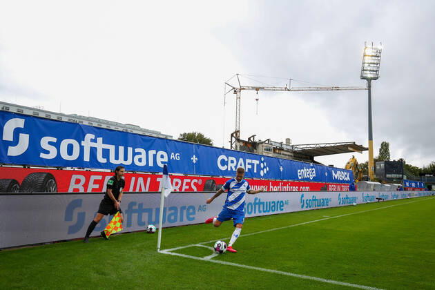 26 09 2020 xjjx Fussball 2 Bundesliga SV Darmstadt 98 SSV Jahn Regensburg emonline v l , Tobias Kempe SV Darmstadt 98 , in the background the construction site at the Böllenfalltor DFL DFB REGULATIONS PROHIBIT ANY USE OF PHOTOGRAPHS as IMAGE SEQUENCES and or QUASI VIDEO Copyright: JoaquimxFerreira