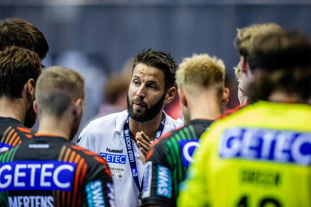 Coach Bennet Wiegert SC Magdeburg in the timeout during the 2020 2021 season 1 matchday in the 1 Handball Bundesliga Men between SC Magdeburg Löwen Bergischer HC 06 in the GETEC Arena on 01 10 2020 in Magdeburg, Sachsen Anhalt, Germany