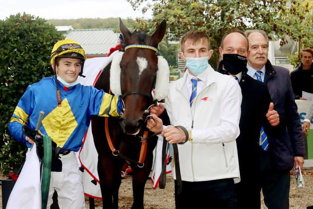 04 10 2020, Duesseldorf, North Rhine-Westphalia, GER Wonnemond with Dennis Schiergen, owner Klaus Wilhelm on the right and trainer Sascha Smrczek after winning the 100 Grand Prix of the state capital Duesseldorf Racecourse Duesseldorf Grafenberg horse, jockey, Wonnemond, Schiergen, victory, owner, trainer, Wilhelm, Smrczek 201004SG1298DUESSELDORF JPG