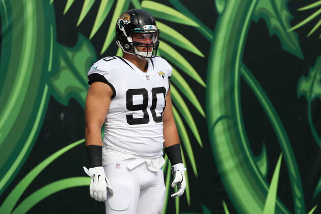 CINCINNATI, OH - OCTOBER 04: Jacksonville Jaguars defensive tackle Taven Bryan (90) warms up before the game against the Jacksonville Jaguars and the Cincinnati Bengals on October 4, 2020, at Paul Brown Stadium in Cincinnati, OH. (Photo by Ian Johnson Icon Sportswire) NFL, American Football Herren, USA OCT 04 Jaguars at Bengals Icon201004046