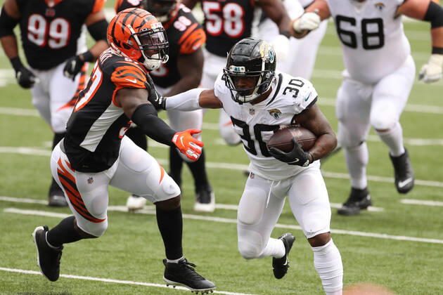 CINCINNATI, OH - OCTOBER 04: Jacksonville Jaguars running back James Robinson (30) carries the ball during the game against the Jacksonville Jaguars and the Cincinnati Bengals on October 4, 2020, at Paul Brown Stadium in Cincinnati, OH. (Photo by Ian Johnson Icon Sportswire) NFL, American Football Herren, USA OCT 04 Jaguars at Bengals Icon201004089