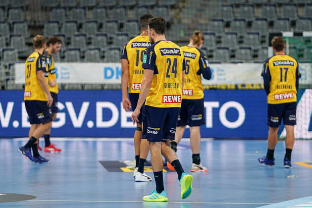 Player of the Rhein Neckar Löwen disappointed about the defeat, disappointment after the final whistle, highlight, loser, lost, frustration, disappointed, pessimistic, 15 10 2020, Mannheim Germany , Handball, Bundesliga, Rhein Neckar Löwen SC DHfK Leipzig xozx