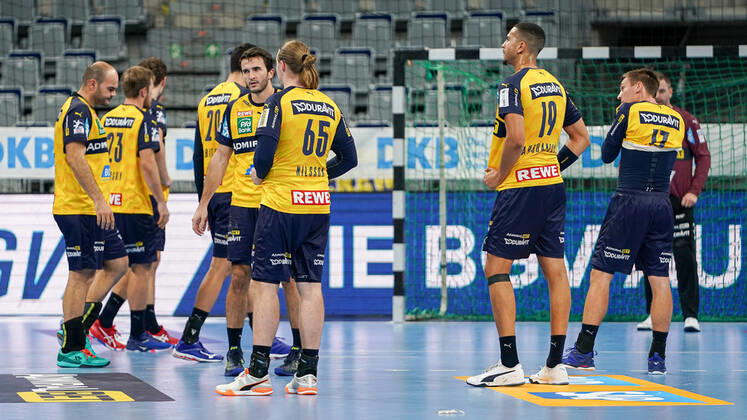 Player of the Rhein Neckar Löwen disappointed about the defeat, disappointment after the final whistle, highlight, loser, lost, frustration, disappointed, pessimistic, 15 10 2020, Mannheim Germany , Handball, Bundesliga, Rhein Neckar Löwen SC DHfK Leipzig xozx