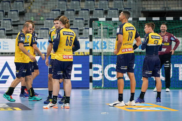 Player of the Rhein Neckar Löwen disappointed about the defeat, disappointment after the final whistle, highlight, loser, lost, frustration, disappointed, pessimistic, 15 10 2020, Mannheim Germany , Handball, Bundesliga, Rhein Neckar Löwen SC DHfK Leipzig xozx