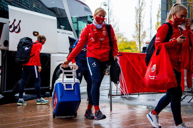 201020 Julie Blakstad of the Norwegian women nationals national football team arrives wearing a face mask ahead of a training session on October 20, 2020 in Oslo Photo Vegard Wivestad Grott BILDBYRAN kod VG VG0059 bbeng fotboll football fotball soccer uefa euro qualifier em kvalifisering Women em qual norway norway ladies training training training bandage, Copyright: VEGARDxWIVESTADxGRoTT BB201020VG017