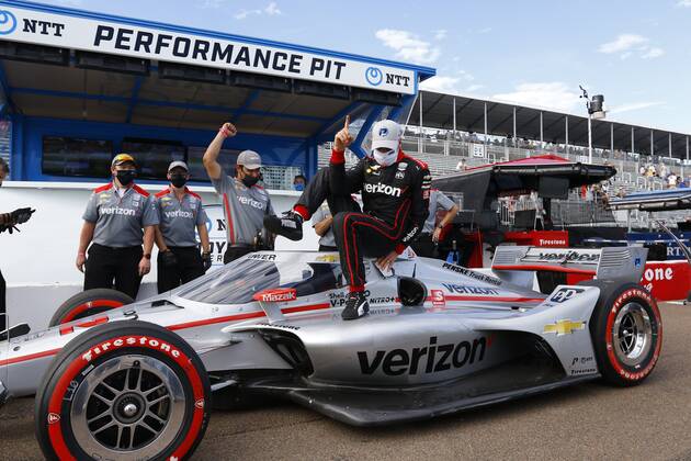 October 24, 2020, St. Petersburg, Florida, USA: IndyCar, Indy Car, IRL, USA driver Will Power celebrates with his team after qualifying at the pole position during the Firestone Grand Prix of St. Petersburg on Saturday, Oct. 24, 2020 in St. Petersburg. St. Petersburg USA - ZUMAs70_ 20201024_zan_s70_060 Copyright: xLuisxSantanax