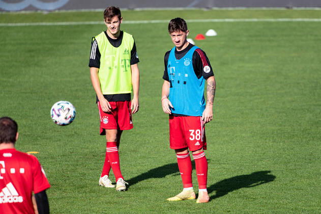 Josip Stanisic FC Bayern Muenchen II and Angelo Stiller FC Bayern Muenchen II before the 3 League Points match of FC Bayern Muenchen II against SV Waldhof Mannheim 07 on 25 10 2020 DFL DFB REGULATIONS PROHIBIT ANY USE OF PHOTOGRAPHS as IMAGE SEQUENCES and or QUASI VIDEO GER, 3 Liga 2020 21, 7 Matchday, FC Bayern Muenchen II against SV Waldhof Mannheim, 25 10 2020, Gruenwalder Stadion Muenchen Copyright: xFeinerx Eibner-Pressefotox EP_Feiner