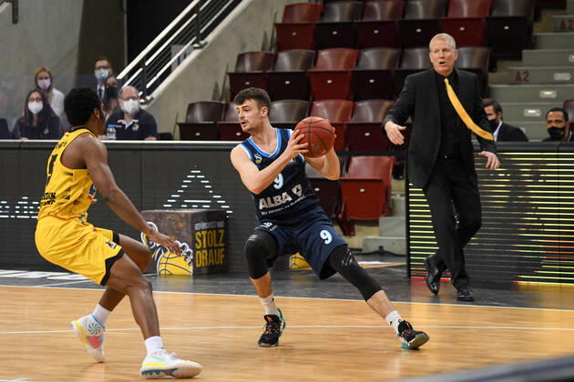 Jonas Mattisseck ALBA Berlin in duel with Barry Brown Jr MHP Riesen Ludwigsburg , GER, MHP Riesen Ludwigsburg vs ALBA Berlin, 08 12 2020, 6 matchday easycredit Basketball Bundesliga, season 2020 2021 GER, MHP Riesen Ludwigsburg vs ALBA Berlin, 08 12 2020, 6 matchday easycredit Basketball Bundesliga, season 2020 2021 Ludwigsburg Copyright: xEibnerxPressefoto MichaelxMemmlerx EP_MMR