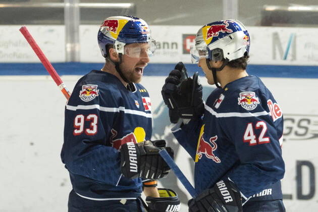 MAXIMILIAN KASTNER EHC Red Bull Munich, YASIN EHLIZ EHC Red Bull Munich cheering, EHC Red Bull Munich vs Duesseldorfer EG, Magenta Cup 1 2 Final, Ice Stadium Olympiapark Munich 11 12 2020 Â