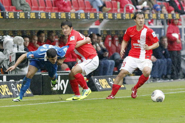 Mainz, Germany 05 October 2013 1 Bundesliga 13 14 8 Matchday 1 FSV Mainz 05 vs 1899 Hoffenheim v li Kevin Volland Hoffenheim , Joo Ho Park Mainz , Shinji Okazaki Mainz , t.s., landscape 1 Bundesliga 13 14 8 Matchday 1 FSV Mainz 05 vs 1899 Hoffenheim jr