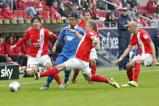 Mainz, Germany 05 October 2013 1 Bundesliga 13 14 8 Matchday 1 FSV Mainz 05 vs 1899 Hoffenheim v li Joo Ho Park Mainz , Roberto Firmino Hoffenheim , Johannes Geis Mainz , Elkin Soto Mainz , t.s., landscape 1 Bundesliga 13 14 8 Matchday 1 FSV Mainz 05 vs 1899 Hoffenheim jr