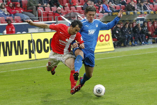 Mainz, Germany 05 October 2013 1 Bundesliga 13 14 8 Spieltag 1 FSV Mainz 05 vs 1899 Hoffenheim v li Shinji Okazaki Mainz in a running duel against Jannik Vestergaard Hoffenheim , t.s., landscape 1 Bundesliga 13 14 8 Spieltag 1 FSV Mainz 05 vs 1899 Hoffenheim jr