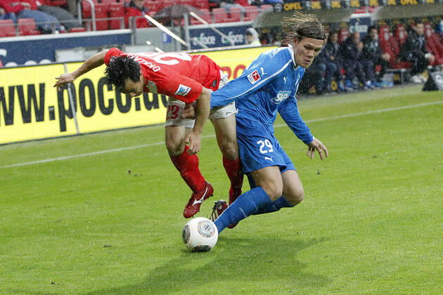 Mainz, Germany 05 October 2013 1 Bundesliga 13 14 8 Spieltag 1 FSV Mainz 05 vs 1899 Hoffenheim v li Shinji Okazaki Mainz in a duel against Jannik Vestergaard Hoffenheim , t.s., landscape 1 Bundesliga 13 14 8 Spieltag 1 FSV Mainz 05 vs 1899 Hoffenheim jr