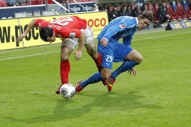 Mainz, Germany 05 October 2013 1 Bundesliga 13 14 8 Spieltag 1 FSV Mainz 05 vs 1899 Hoffenheim v li Shinji Okazaki Mainz in a duel against Jannik Vestergaard Hoffenheim , t.s., landscape 1 Bundesliga 13 14 8 Spieltag 1 FSV Mainz 05 vs 1899 Hoffenheim jr