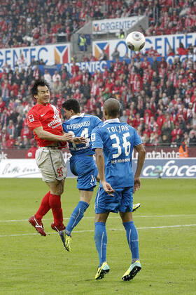 Mainz, Germany 05 October 2013 1 Bundesliga 13 14 8 Matchday 1 FSV Mainz 05 vs 1899 Hoffenheim v li Shinji Okazaki Mainz , Tarik Elyounoussi Hoffenheim , Jeremy Toljan Hoffenheim , header header duel, high, portrait 1 Bundesliga 13 14 8 Matchday 1 FSV Mainz 05 vs 1899 Hoffenheim jr